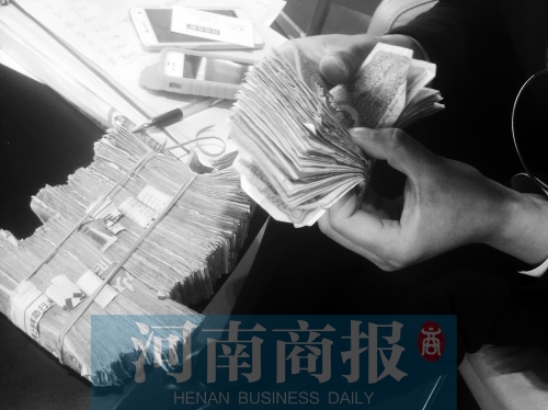 一名店員點(diǎn)了快一個(gè)小時(shí)，只點(diǎn)了一小部分零錢