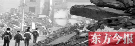 拆遷堵路 孩子上學(xué)都有規(guī)定動(dòng)作 拆遷堵路 孩子上學(xué)都有規(guī)定動(dòng)作