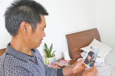 46歲的山村農(nóng)民祁振崗在失去兒子的同時，又陷入了“沒錢帶兒子回家”的揪心之痛中。