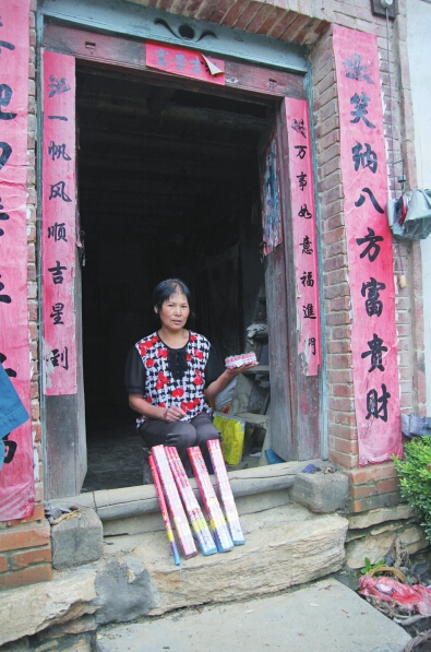 村民楊女士買來(lái)閃光雷、爆竹防衛(wèi)