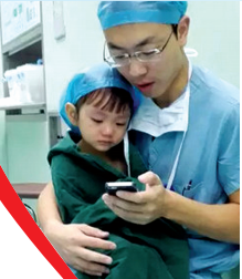 對(duì)于網(wǎng)友的點(diǎn)贊，石醫(yī)生說(shuō)，是孩子太可愛(ài)了，所以照片才得到這么多贊美。圖片來(lái)自網(wǎng)絡(luò)。