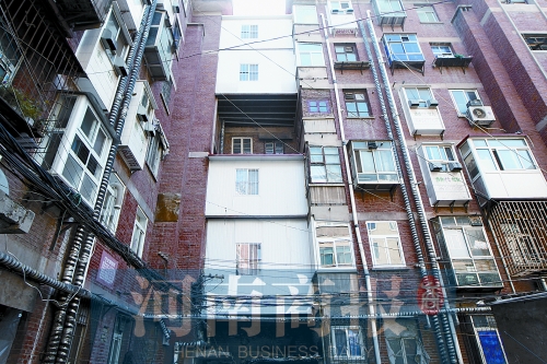 樓中間四間板房格外顯眼 記者 王春勝/攝 樓中間四間板房格外顯眼 記者 王春勝/攝