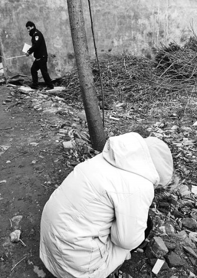 案發(fā)現(xiàn)場(chǎng)附近，死者的姐姐在痛哭。