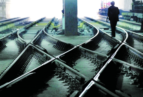 ▲鄭州地鐵1號線醫(yī)學院站，地下18米縱橫交錯的鐵軌伸向遠方。