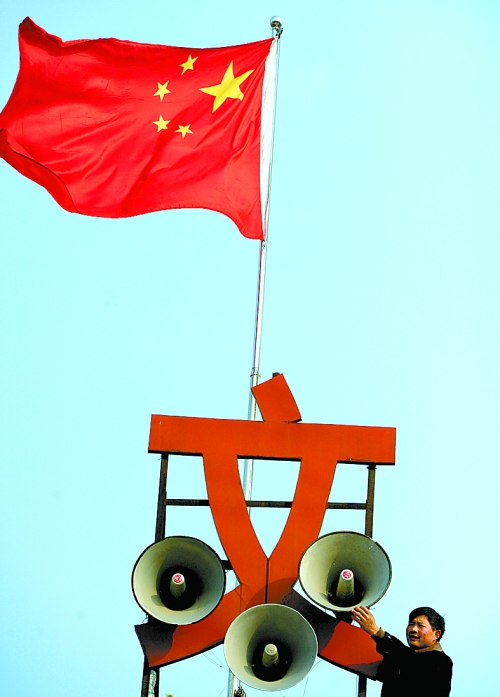 11月15日，新蔡縣磚店鎮(zhèn)黨員劉新峰在村口架起三個(gè)大喇叭，向群眾及時(shí)宣傳十八大精神。