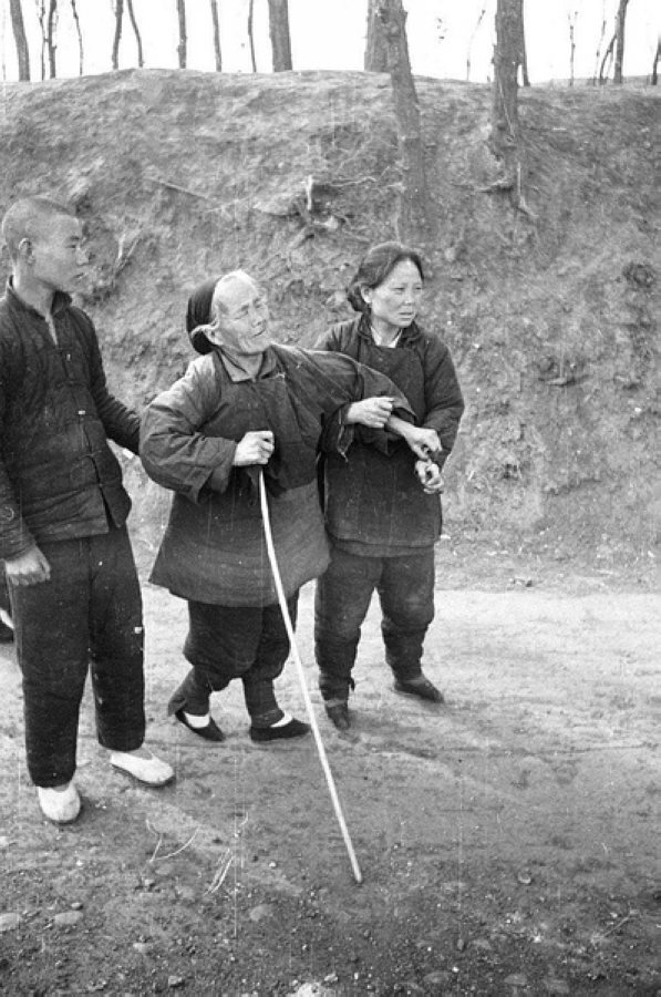 災(zāi)民，看到左側(cè)年輕人的白鞋，應(yīng)該是剛死去親人