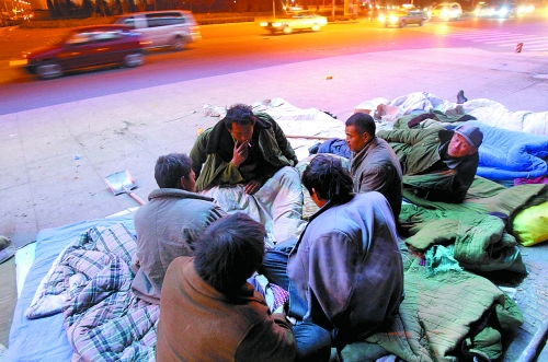 寒風里，他們以打牌來打發(fā)枯燥的生活。