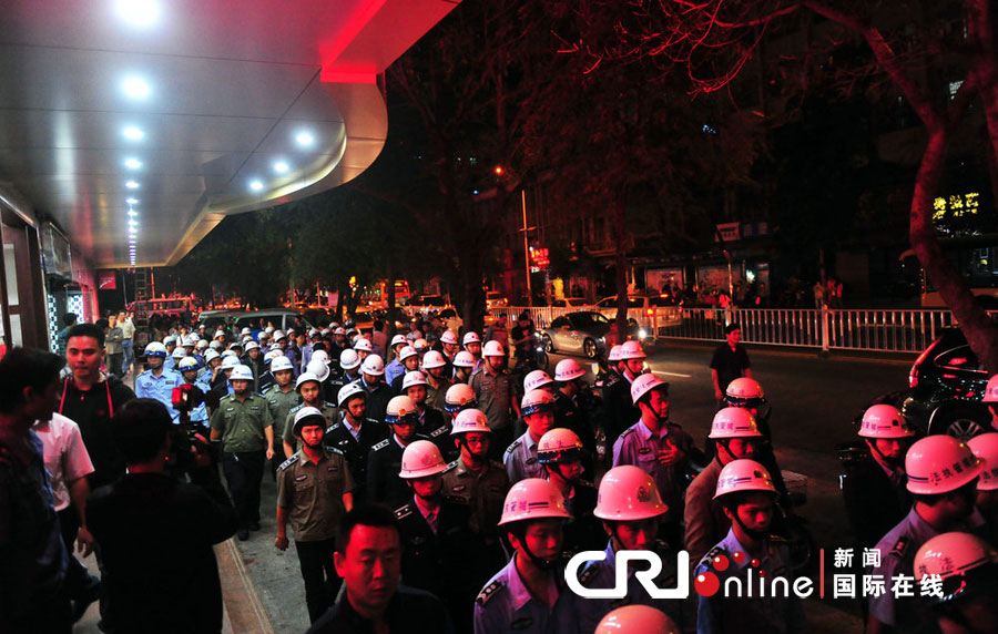 2012年12月26日晚，海南省三亞市，三亞市綜合行政執(zhí)法局河西大隊(duì)近百名城管上街執(zhí)法。