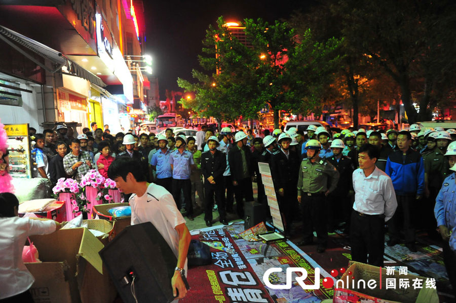 　2012年12月26日晚，海南省三亞市，三亞市綜合行政執(zhí)法局河西大隊(duì)近百名城管上街執(zhí)法。