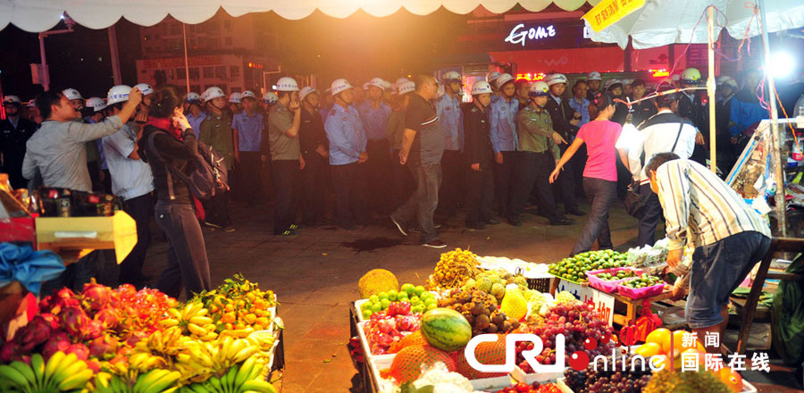 2012年12月26日晚，海南省三亞市，三亞市綜合行政執(zhí)法局河西大隊(duì)近百名城管上街執(zhí)法。