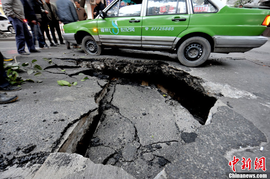 福州鬧市街道突然塌陷 出租車被“坑” 福州鬧市街道突然塌陷 出租車被“坑”