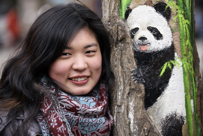 　3月1日，在河北省石家莊市九中街，王月與她的“樹洞畫”作品拍攝合影。