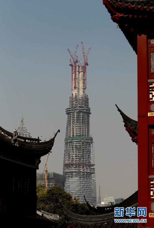 在上海豫園遠(yuǎn)眺在建的國內(nèi)第一高樓“上海中心”（4月11日攝）。