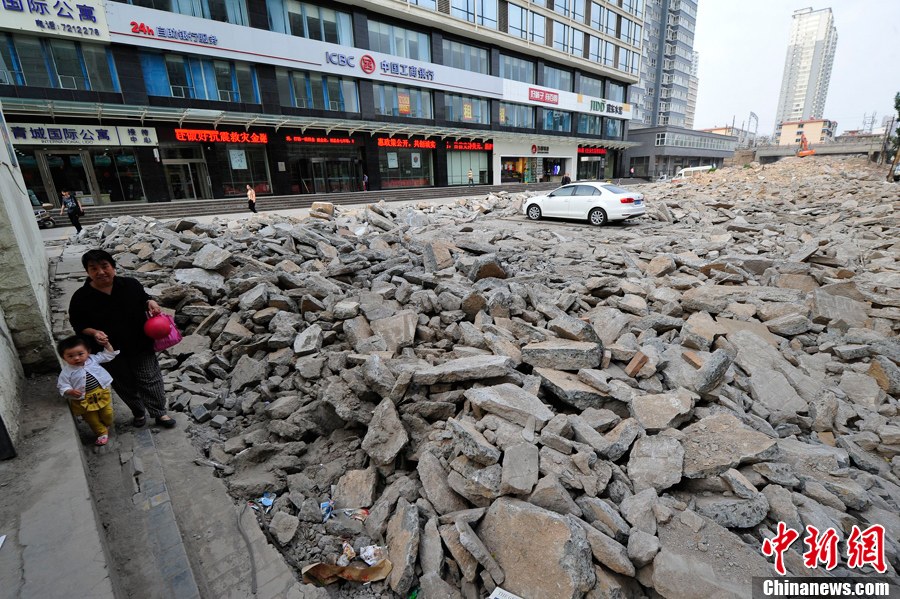 太原：施工現(xiàn)場(chǎng)現(xiàn)“釘子車” 車主十余天未現(xiàn)身