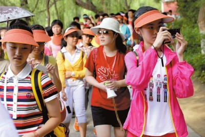 未名湖畔，游人紛紛拍照留念。