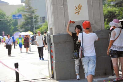 不愿排隊(duì)等待的游客只在門前留影。