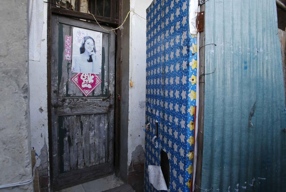 36歲的河南信陽打工者陳小龍在這里租了一間屋子住，2012年底開始，他偷偷在出租屋里挖地窖。