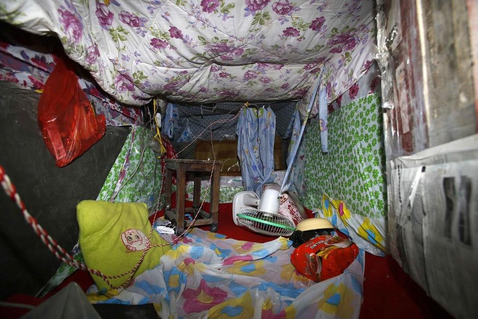 今年地窖挖成。6月12日22時左右，陳小龍在嘉興市經(jīng)濟(jì)技術(shù)開發(fā)區(qū)(國際商務(wù)區(qū))玉都豪匯KTV門口，以拉客為由，將18歲安徽女孩郭某，用三輪電動車載到僻靜處，以水果刀、電棍威脅，將她雙手雙腳綁住，嘴巴封住。強(qiáng)行帶到出租屋地窖內(nèi)，用鎖鏈鎖住。期間，陳小龍多次強(qiáng)奸女孩。