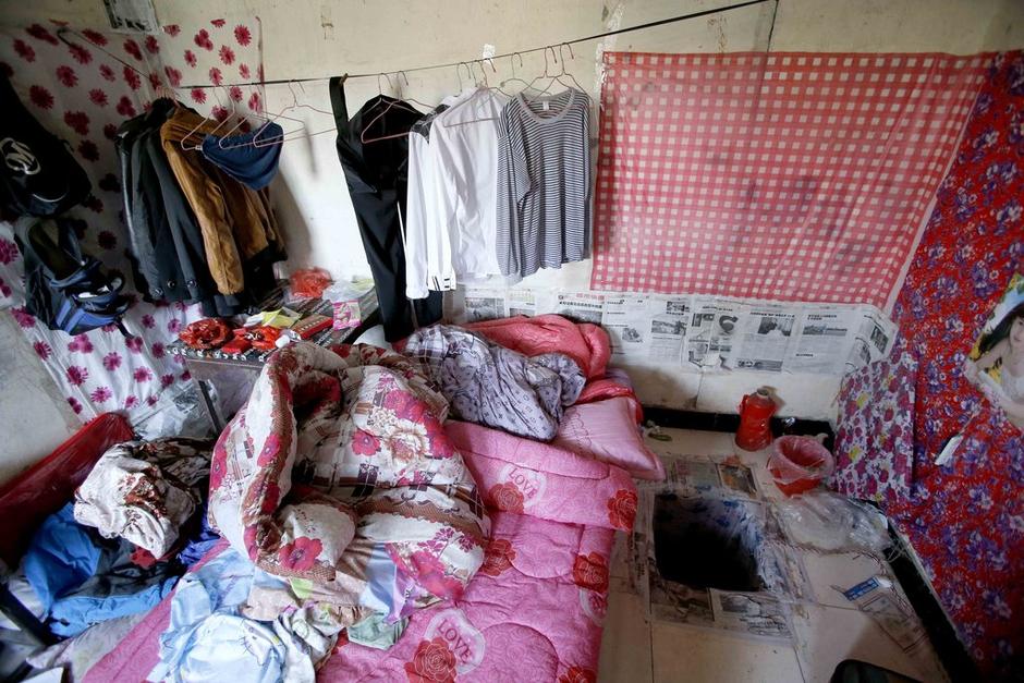 女孩利用隨身攜帶的指甲刀，一點(diǎn)點(diǎn)將身上鎖鏈磨斷，6月23日，她掙脫鎖鏈，跑到氣窗大喊救命，周圍居民聞聲報警，女孩11天的地獄經(jīng)歷才告結(jié)束。