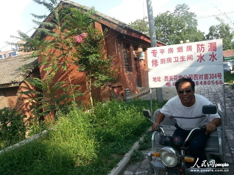 圖為縣委大院依然沒有配備專職保安，群眾可以隨意進(jìn)入。圖片來源：人民網(wǎng)