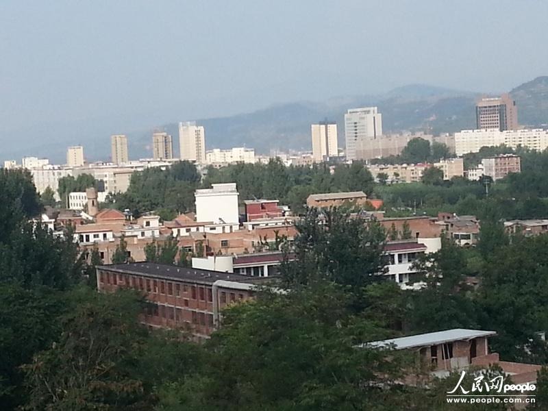 圖為盧氏縣委的土坯辦公房在高樓林立的縣城很不起眼。圖片來源：人民網(wǎng)