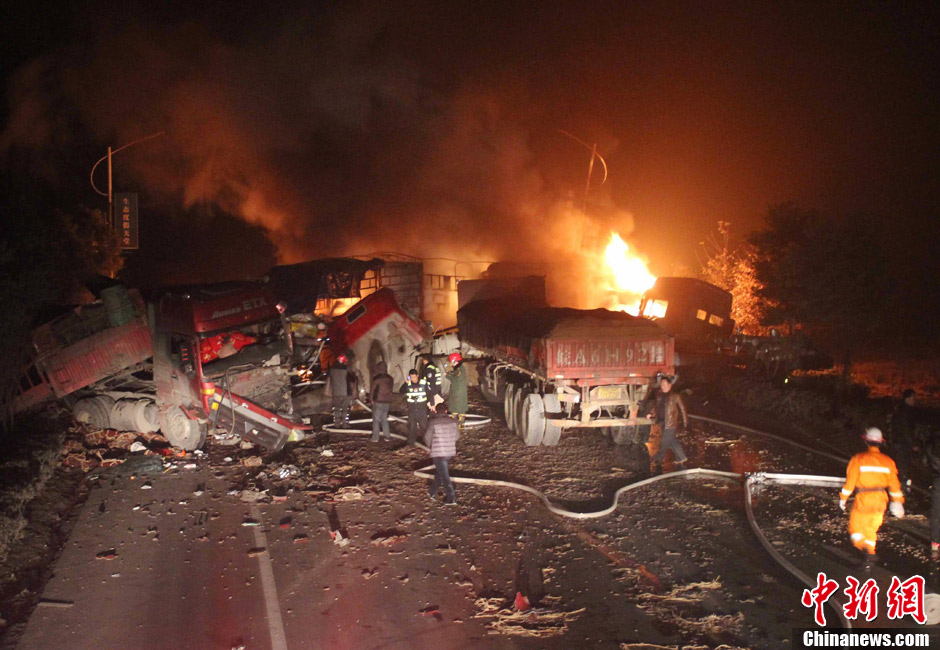 安徽六安十余車(chē)連環(huán)相撞 致3人死亡 安徽六安十余車(chē)連環(huán)相撞 致3人死亡