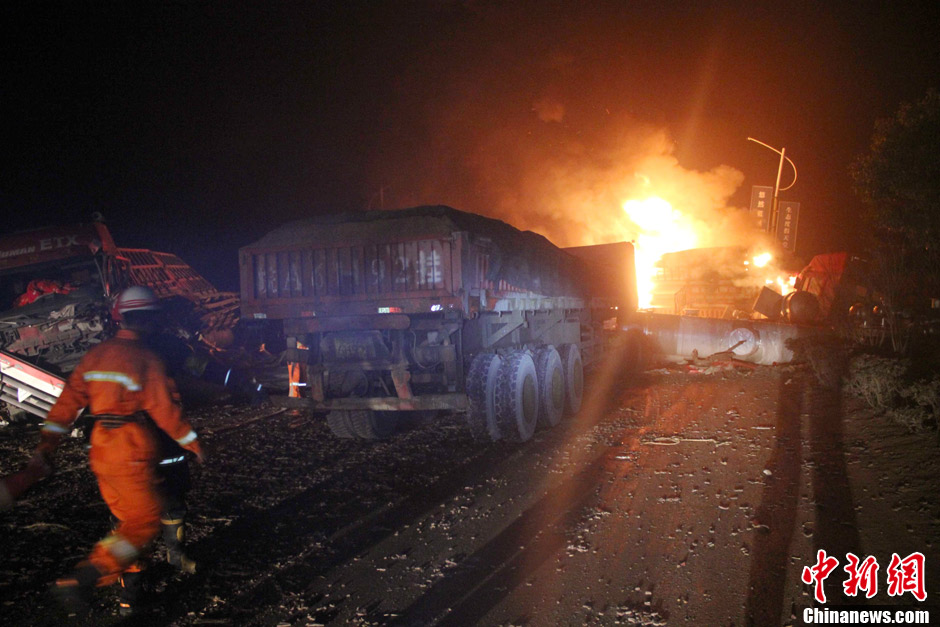 安徽六安十余車(chē)連環(huán)相撞 致3人死亡 安徽六安十余車(chē)連環(huán)相撞 致3人死亡