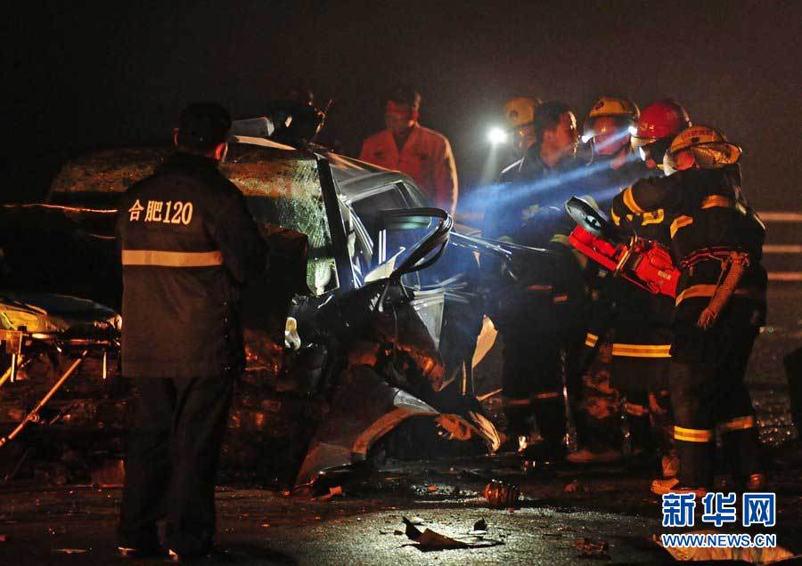 2013年1月9日，合肥，事故現(xiàn)場，兩輛受損車輛已經(jīng)全部變形