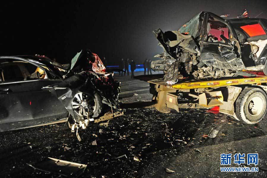 2013年1月9日，合肥，事故現(xiàn)場，兩輛受損車輛已經(jīng)全部變形