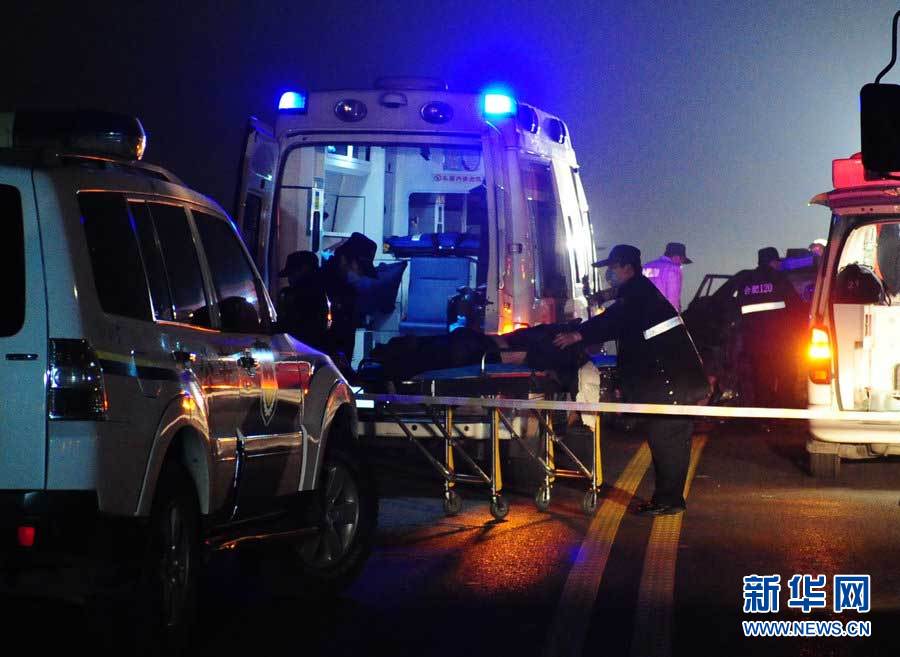 2013年1月9日，合肥，事故現(xiàn)場，兩輛受損車輛已經(jīng)全部變形