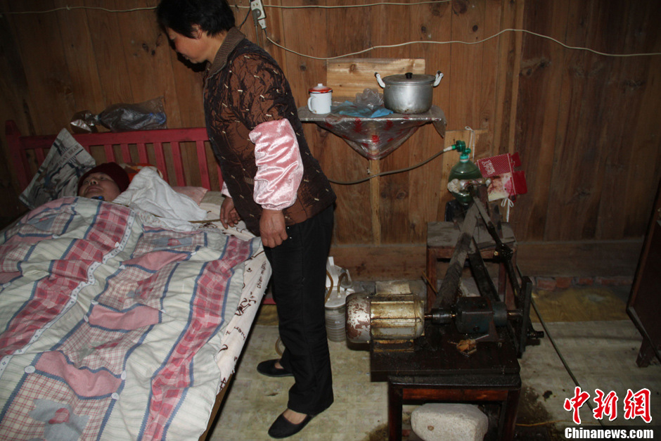 父母為癱瘓兒子自制呼吸機 手捏呼吸球5年不輟