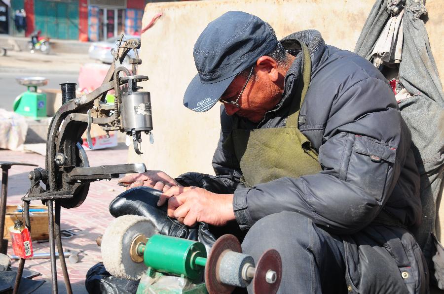 （中國網(wǎng)事·感動2013·圖文互動）（1）“半價鞋匠”27年不間斷微助貧寒學(xué)子