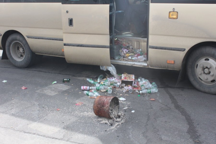 司機(jī)夜抵收費站被攔 次日困死車內(nèi) 司機(jī)夜抵收費站被攔 次日困死車內(nèi)