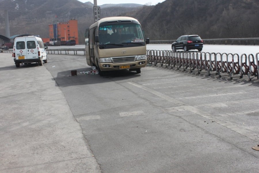 司機(jī)夜抵收費站被攔 次日困死車內(nèi) 司機(jī)夜抵收費站被攔 次日困死車內(nèi)