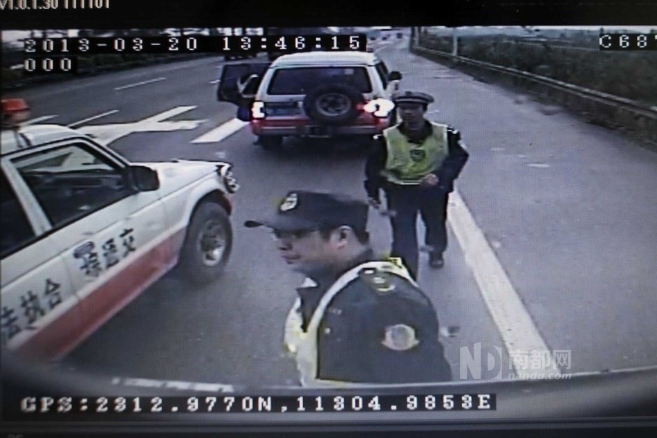 女子鬧市脫光向前男友索債 女子鬧市脫光向前男友索債