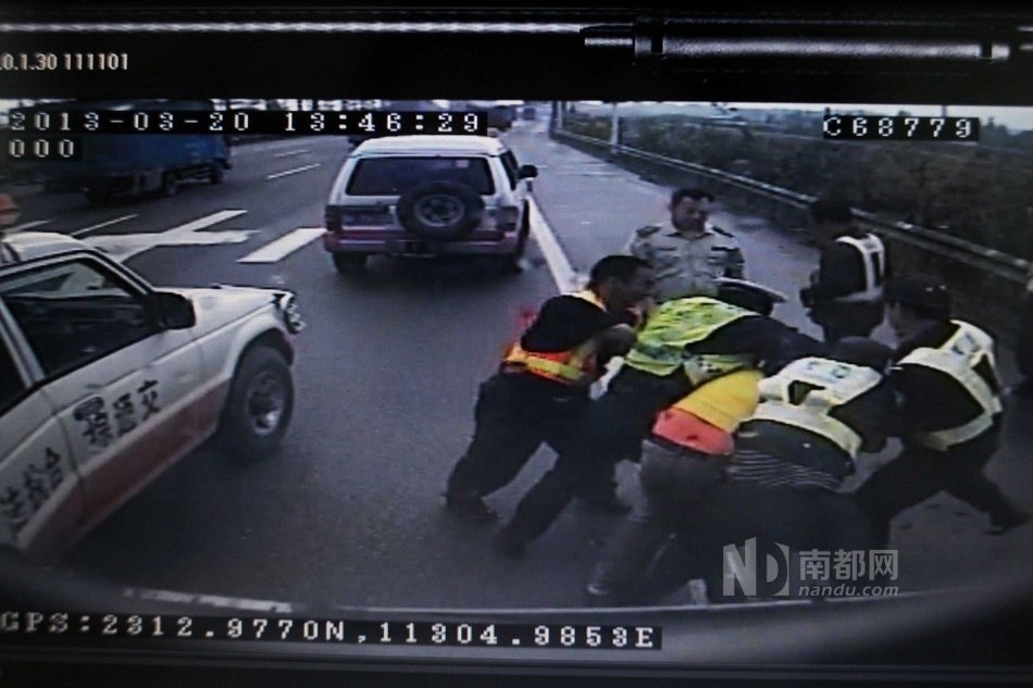 女子鬧市脫光向前男友索債 女子鬧市脫光向前男友索債