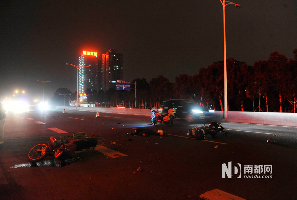 電動(dòng)車被撞引連環(huán)車禍 電動(dòng)車被撞引連環(huán)車禍