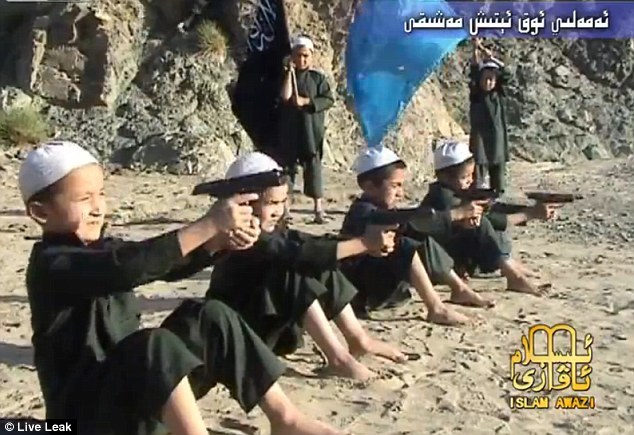 基地組織兒童突擊隊員持AK47射擊訓練 基地組織兒童突擊隊員持AK47射擊訓練