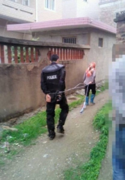 網(wǎng)傳泉州村民押特警 網(wǎng)傳泉州村民押特警