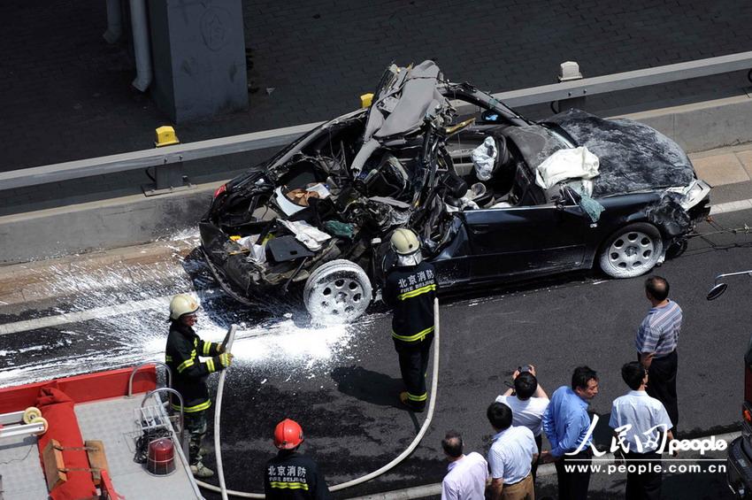 北京大客車追尾碾壓奧迪司機被困車中。