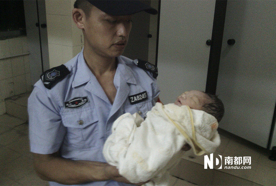 新生男嬰頭腳對折被棄公廁 新生男嬰頭腳對折被棄公廁