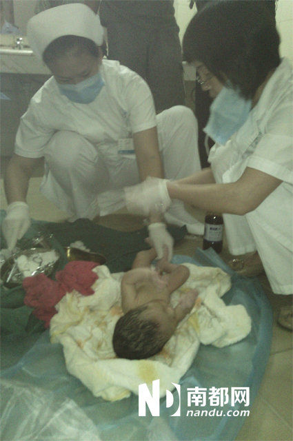 新生男嬰頭腳對折被棄公廁 新生男嬰頭腳對折被棄公廁