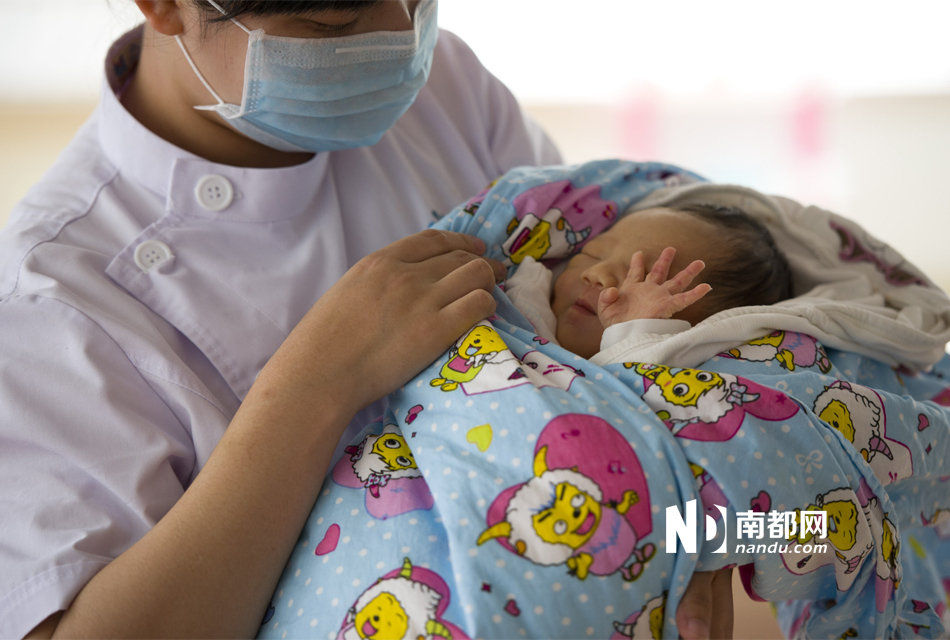 新生男嬰頭腳對折被棄公廁 新生男嬰頭腳對折被棄公廁