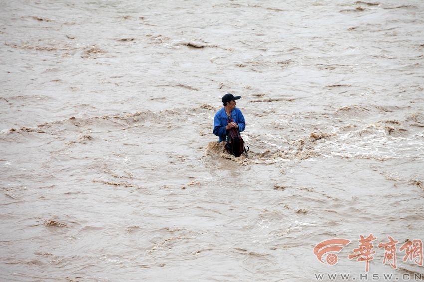 消防官兵試圖將救援的繩索扔到河中央，然而嘗試幾次都失敗。此時(shí)，河水已經(jīng)淹沒到四周，男子在一平方米的“