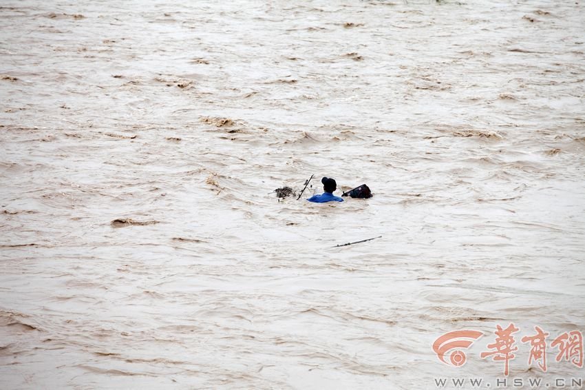 消防官兵試圖將救援的繩索扔到河中央，然而嘗試幾次都失敗。此時(shí)，河水已經(jīng)淹沒到四周，男子在一平方米的“