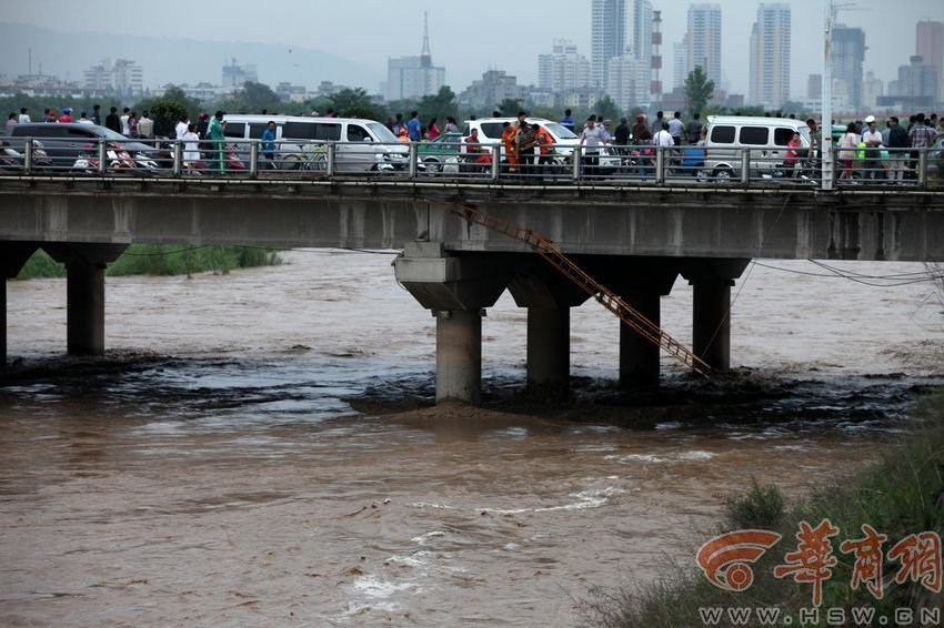 男子被洪水沖走。