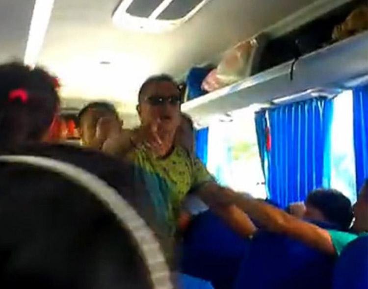 導(dǎo)游持刀逼購物:“不買弄死你” 導(dǎo)游持刀逼購物:“不買弄死你”