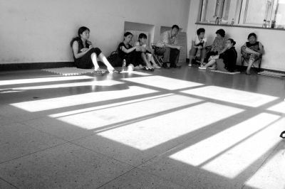 女童的家屬在醫(yī)院走廊中等待。京華時報記者趙思衡攝