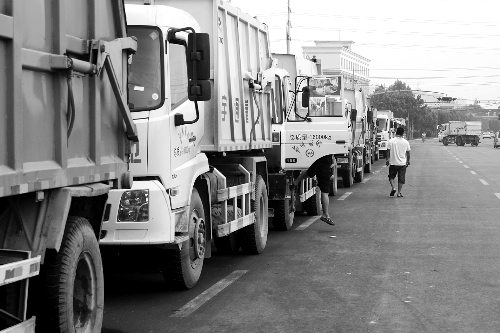 垃圾車排隊等著卸垃圾，有司機已等了四五個小時