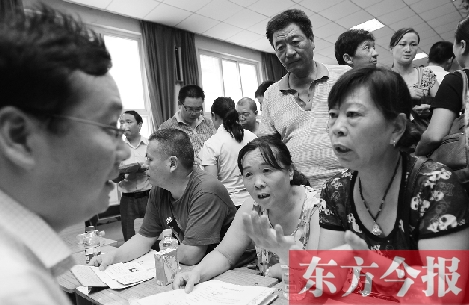 帶著孩子小升初的諸多疑問，眾多家長（右）向教育部門咨詢